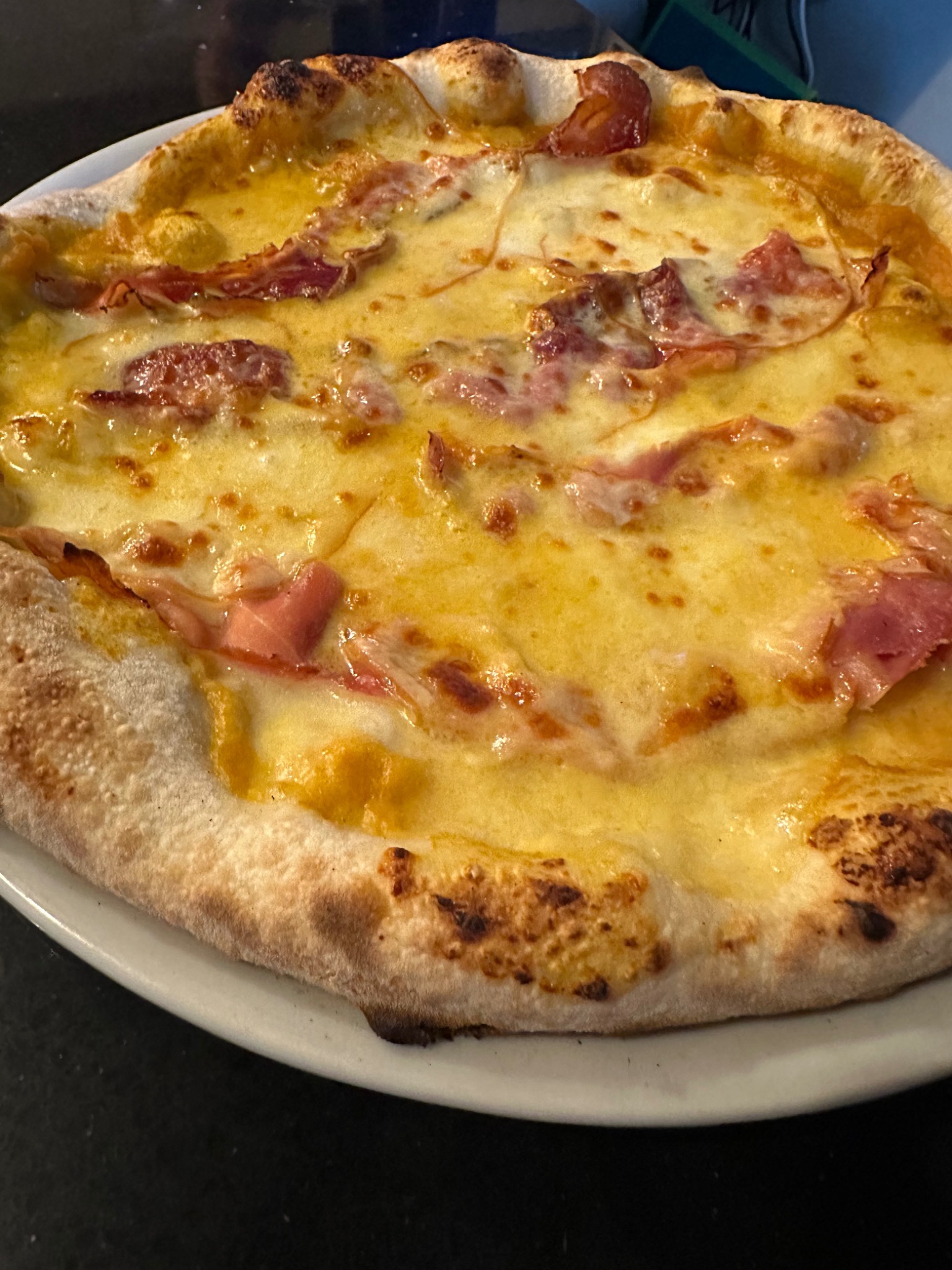 Pizza con prosciutto e formaggio del Messinese