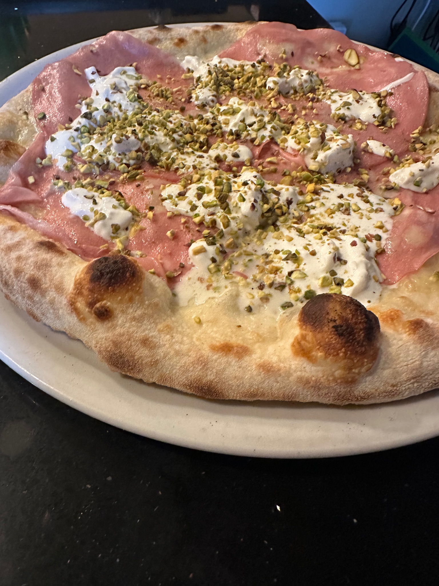 Pizza con mortadella, stracciatella e pistacchio del Messinese